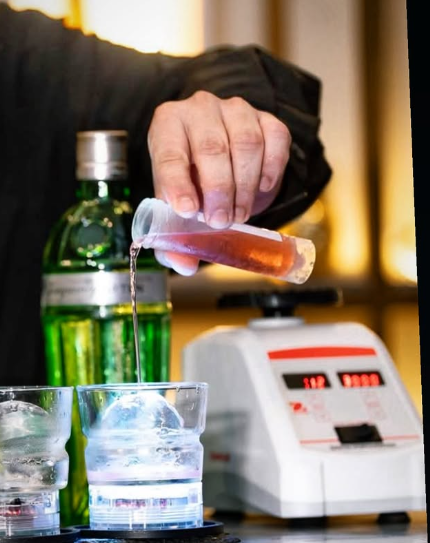 Coctel de autor en barra elegante